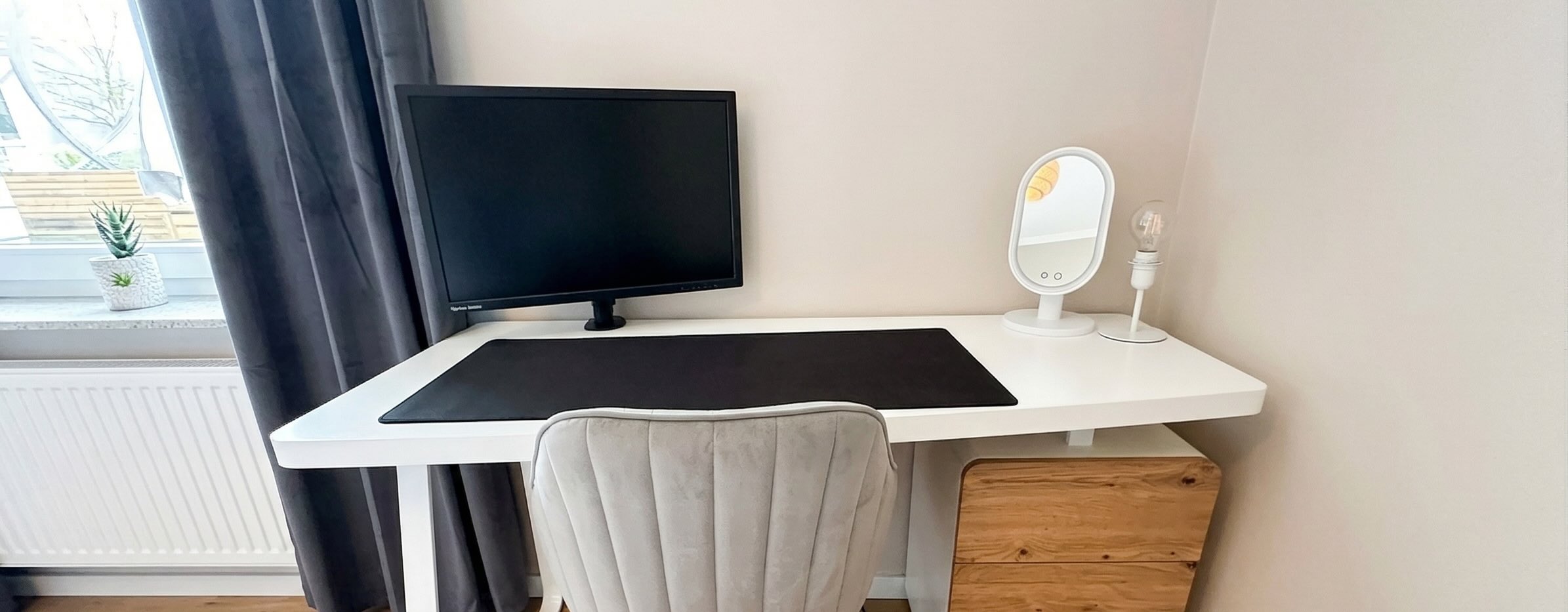 Homeoffice-Ecke mit Monitor