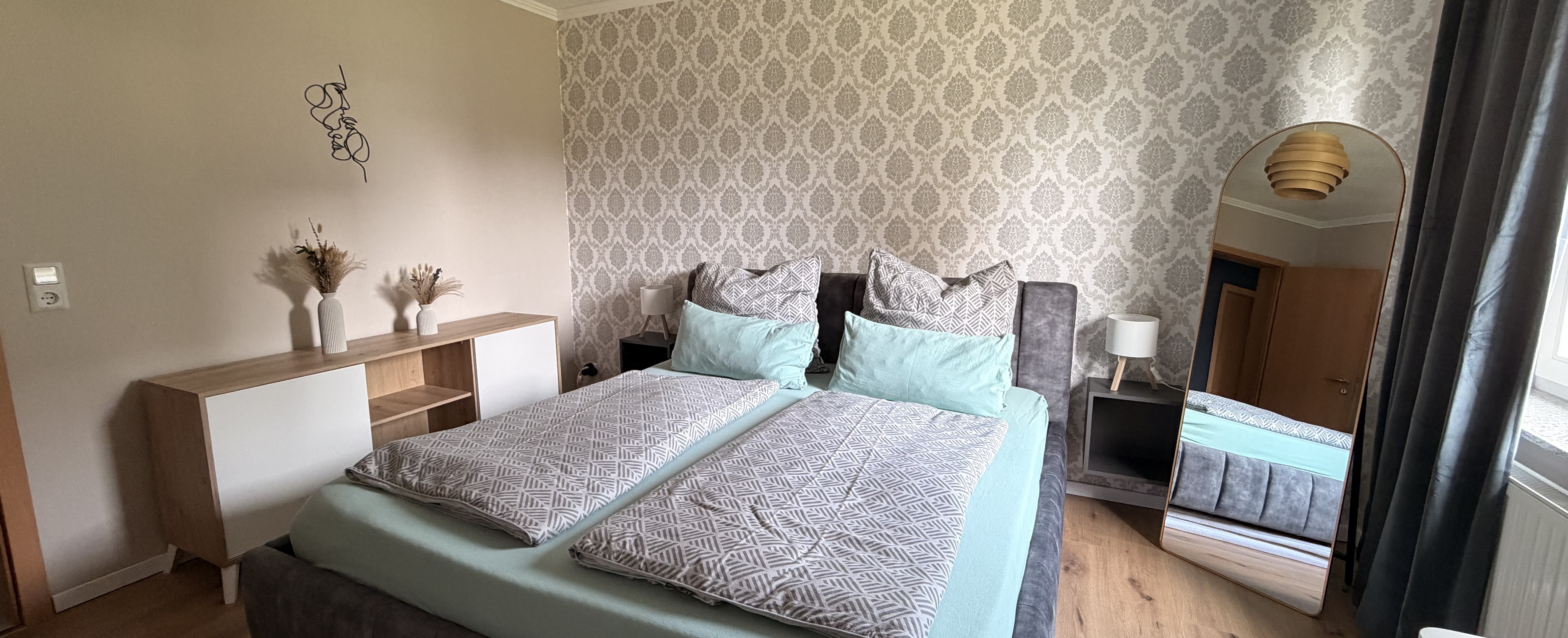 Separates Schlafzimmer mit Kingsize-Bett