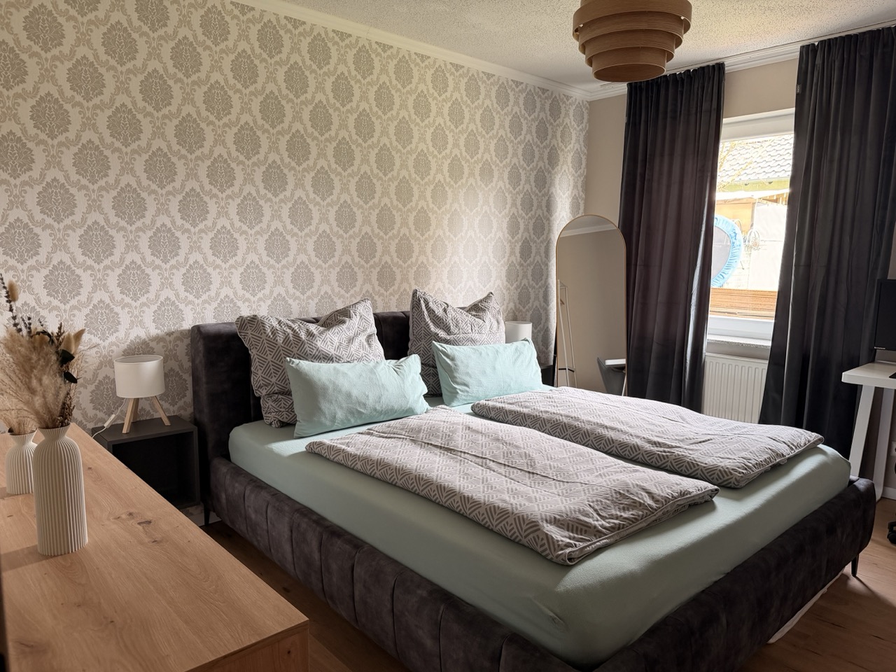 Schlafzimmer mit Kingsize-Bett